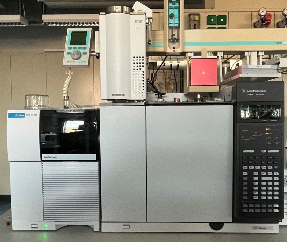 Auf dem Bild ist ein analytisches Messgerät in einem Labor zu sehen.